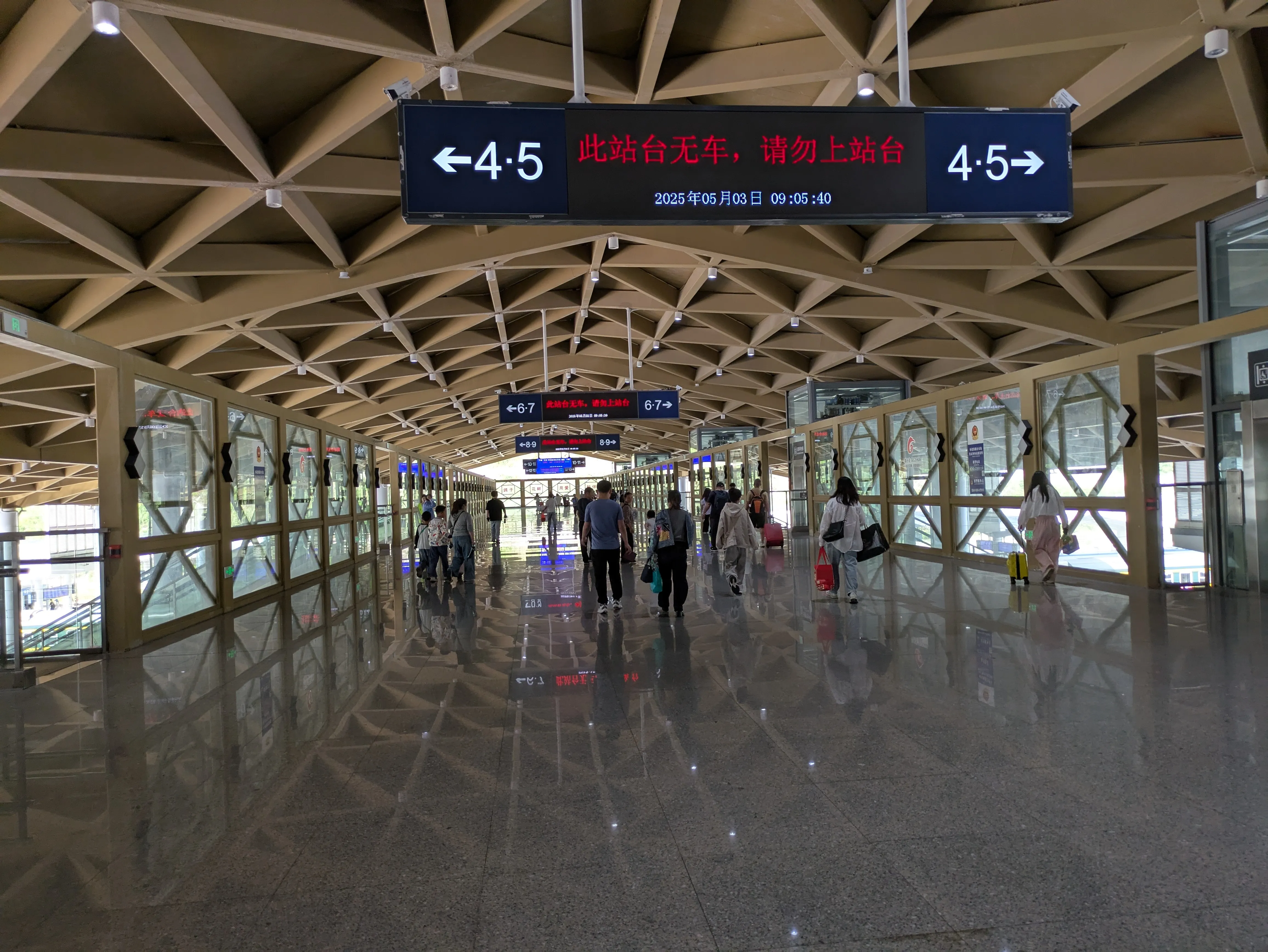 待合広場からプラットホームまでの通路