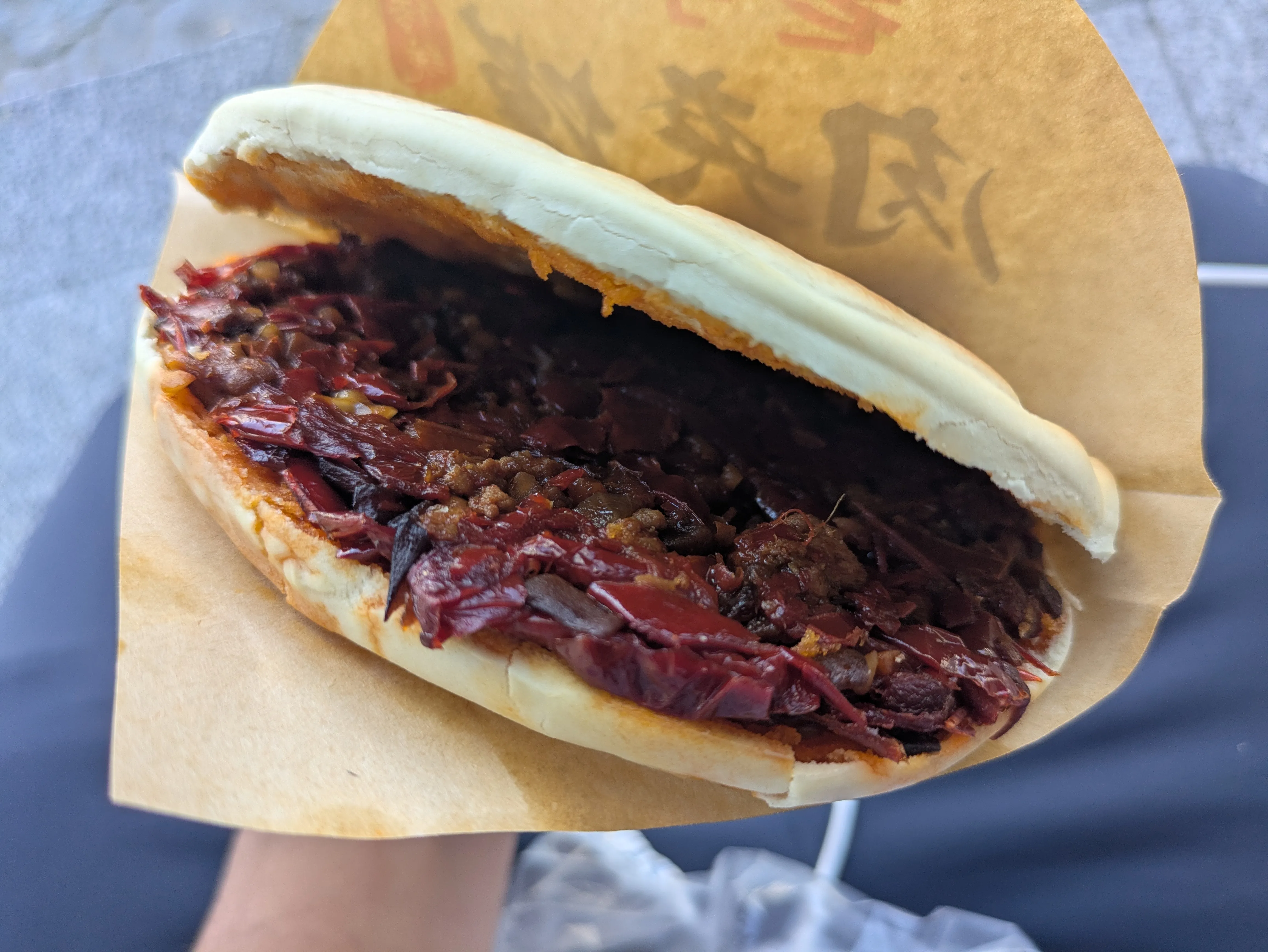 おまけ：出口付近で食べた辣皮子肉夹馍。肉よりもトウガラシが多い笑