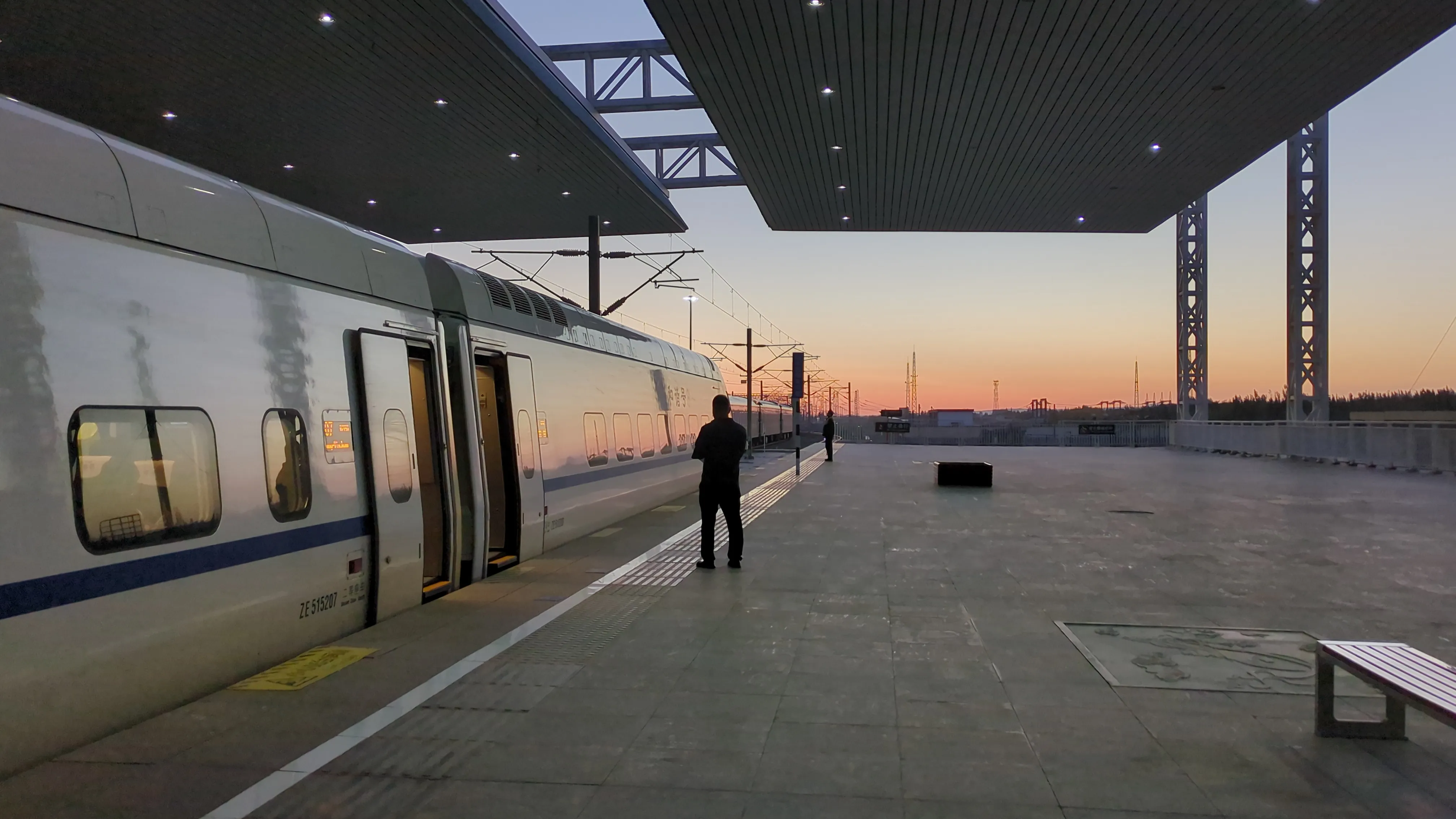 太陽が昇ってきて、空が明るくなってきた