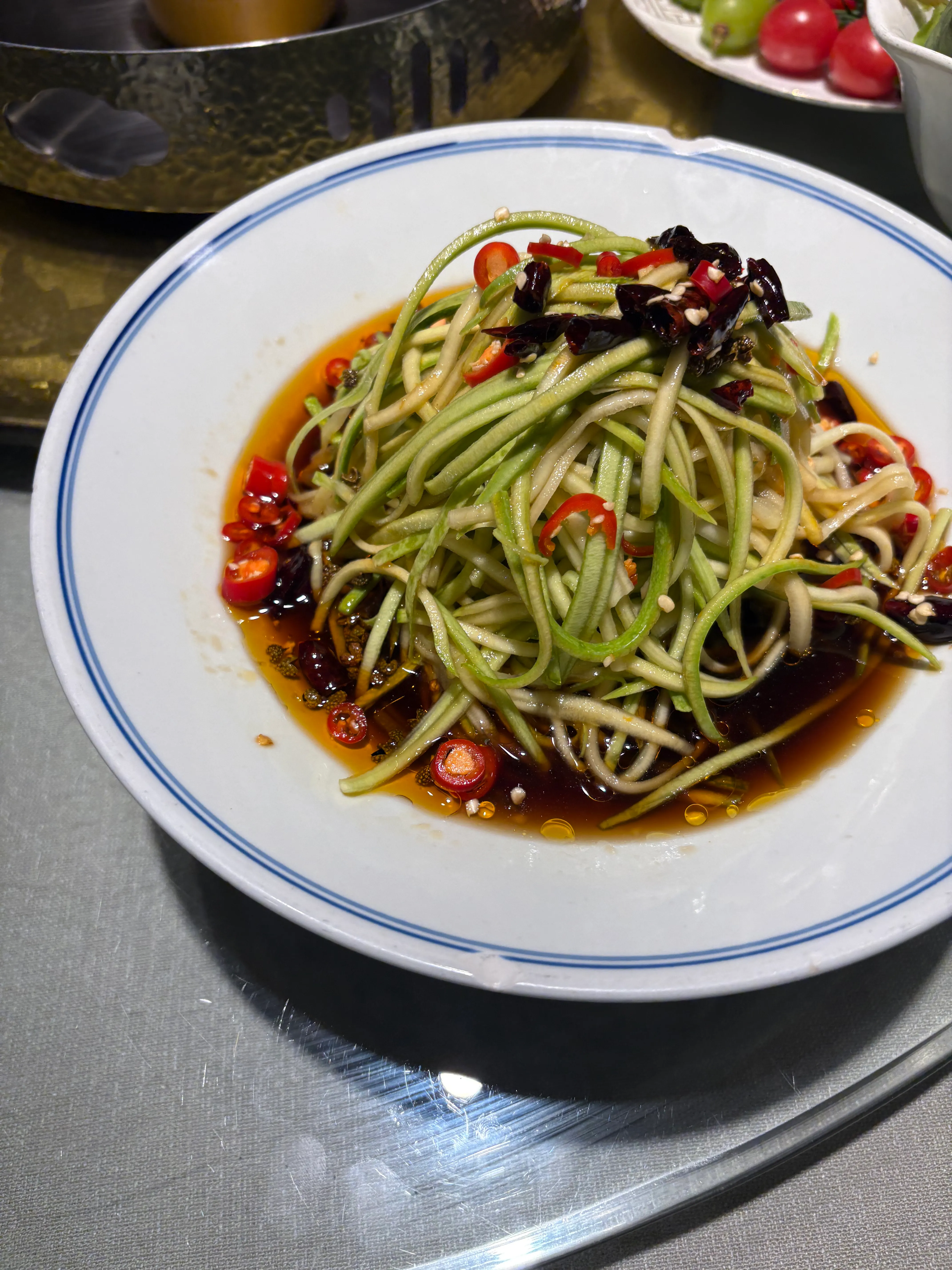 きゅうりのサラダも赤い！