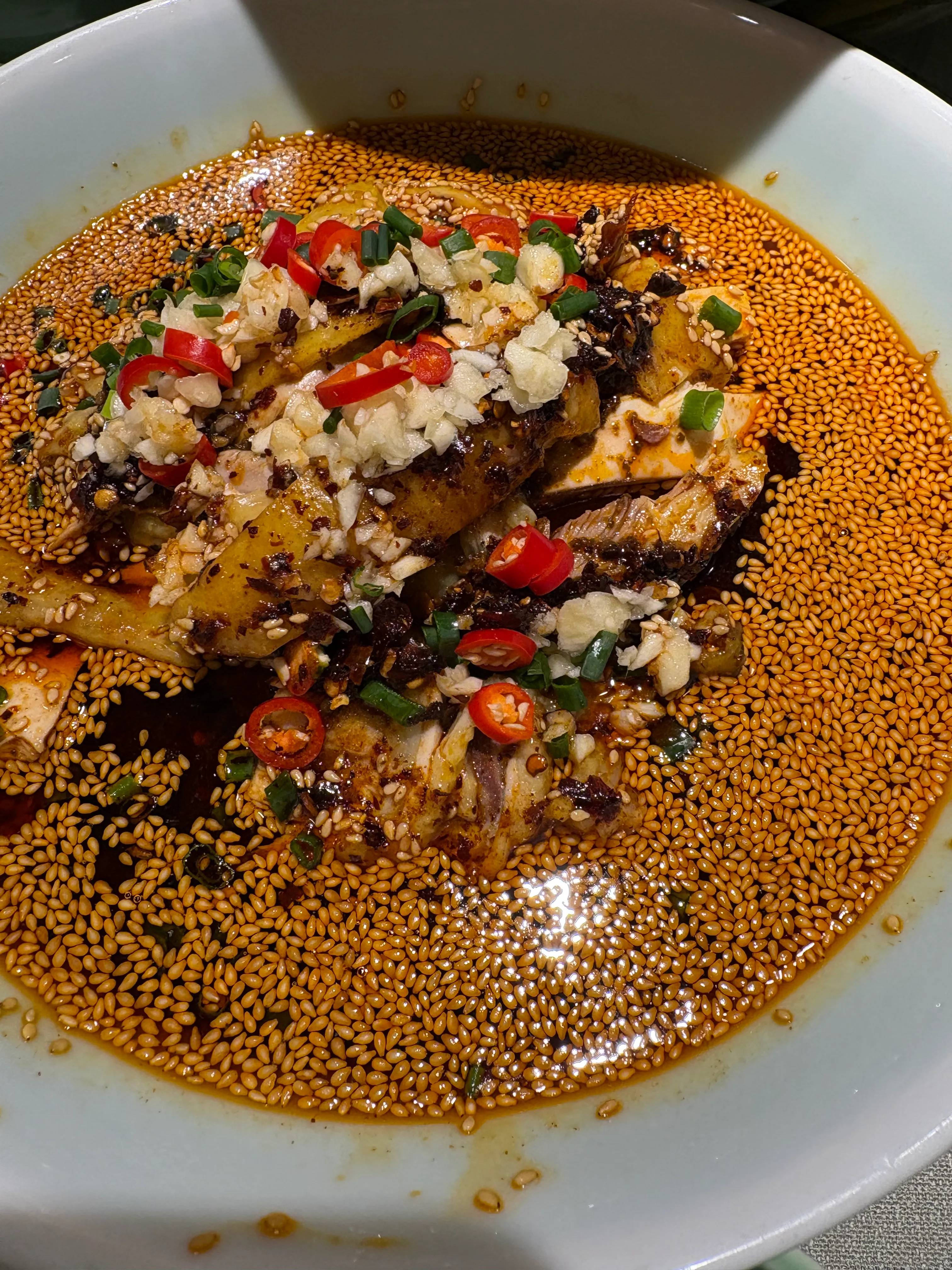 これでもかと赤と青の唐辛子です