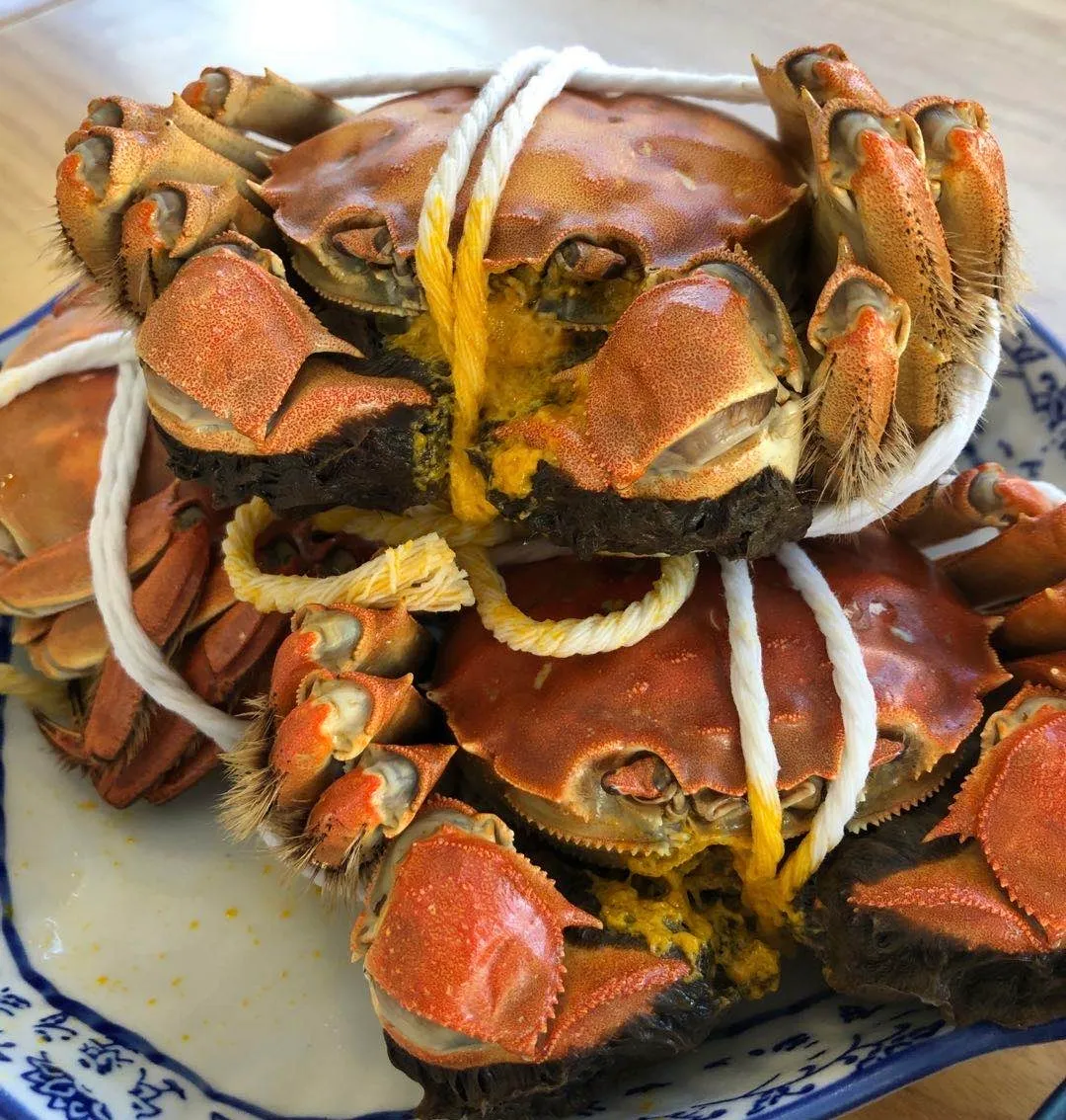 真っ赤に蒸された蟹の山