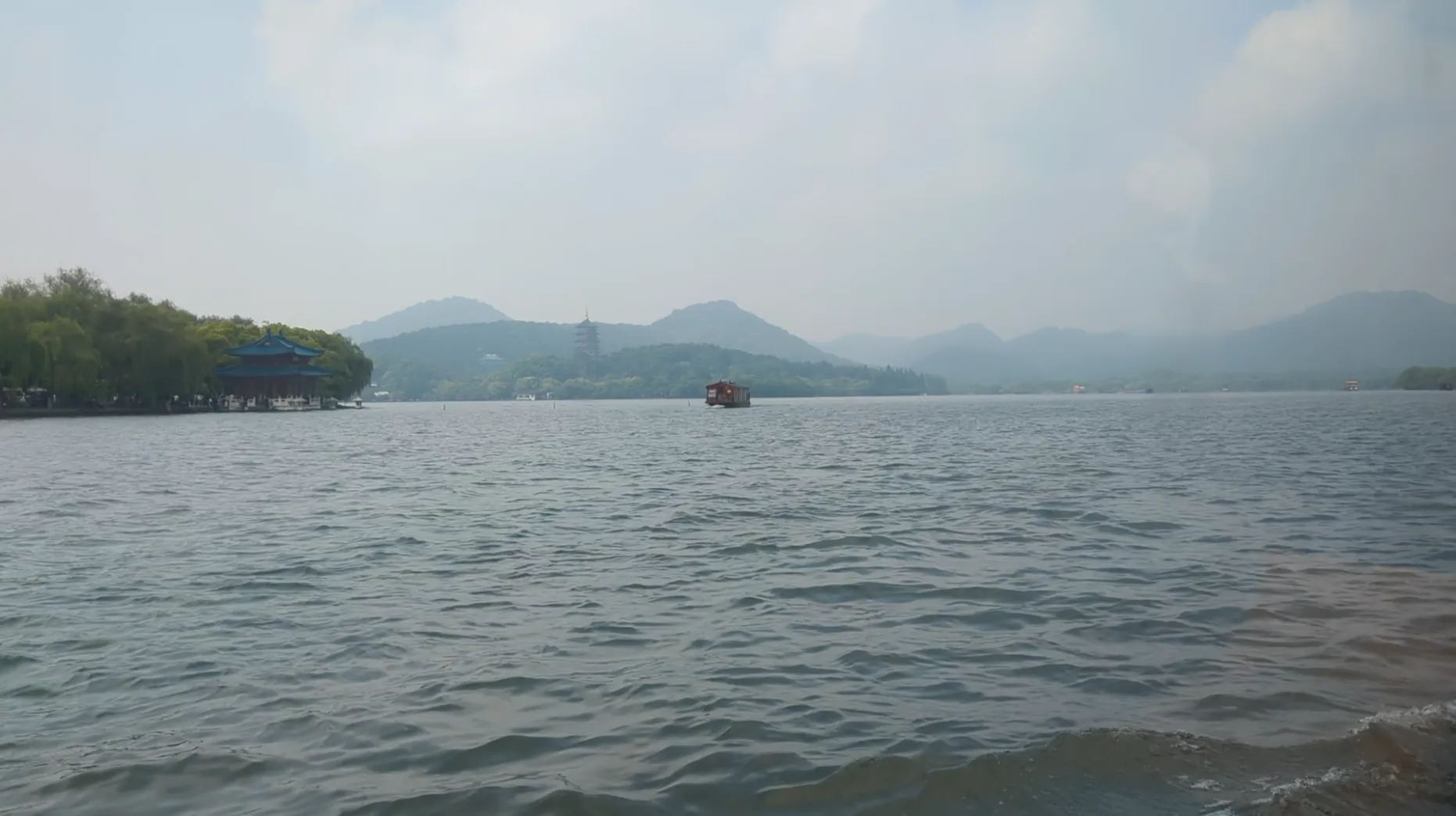 船の上からの西湖