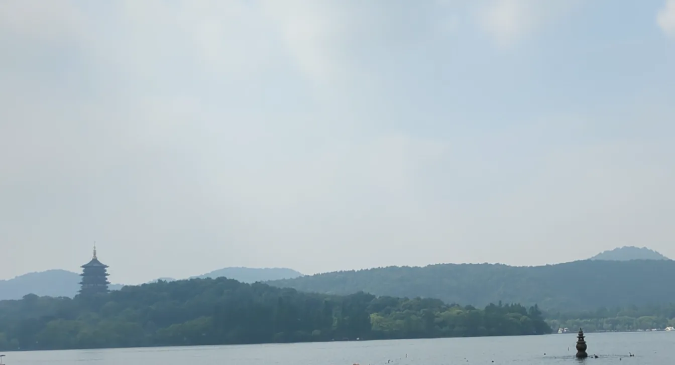 きっとあの塔はとても大きいけど、遠いから小さく見えるんだろう