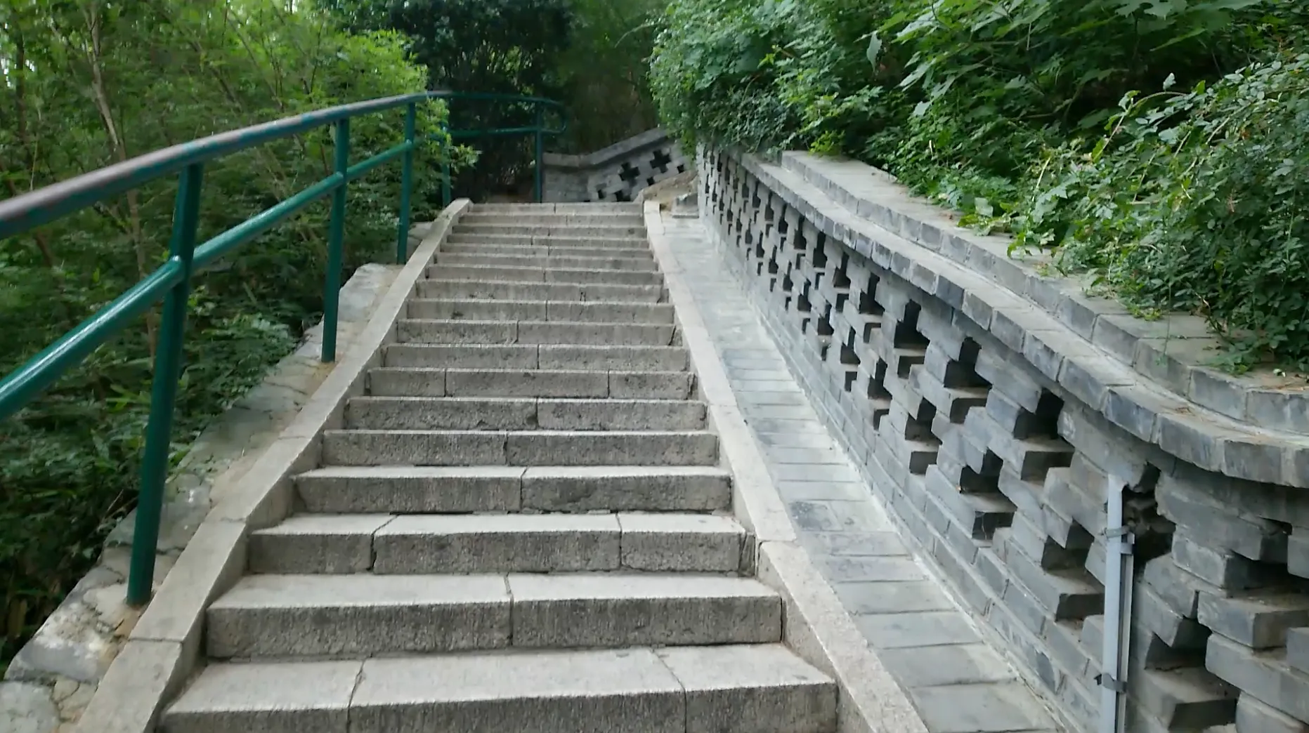 階段を登っていきます。