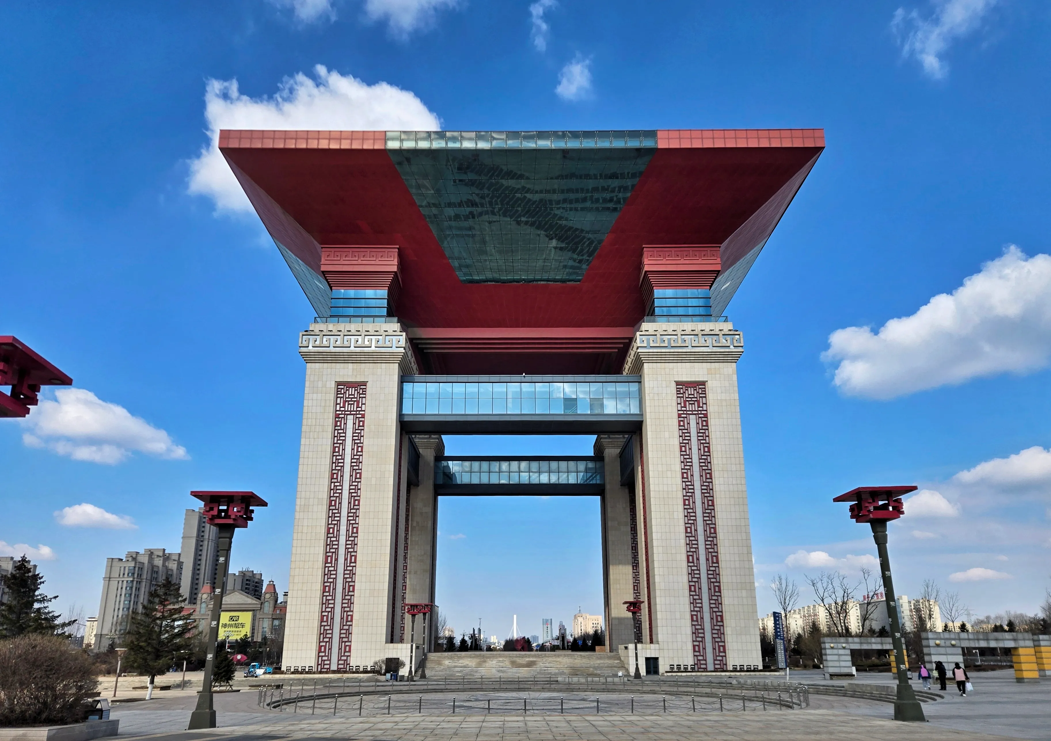 駅の前にはでっかい用途不明の建物