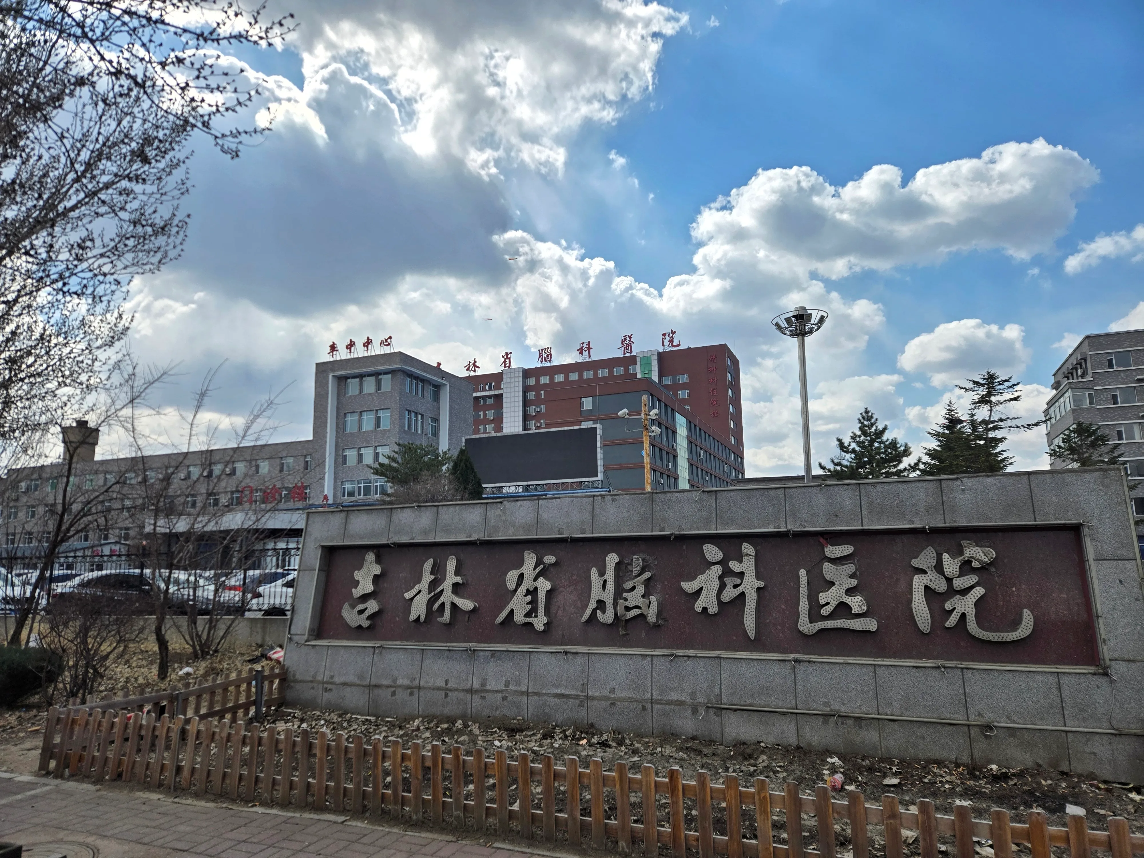 かなり立派な病院。