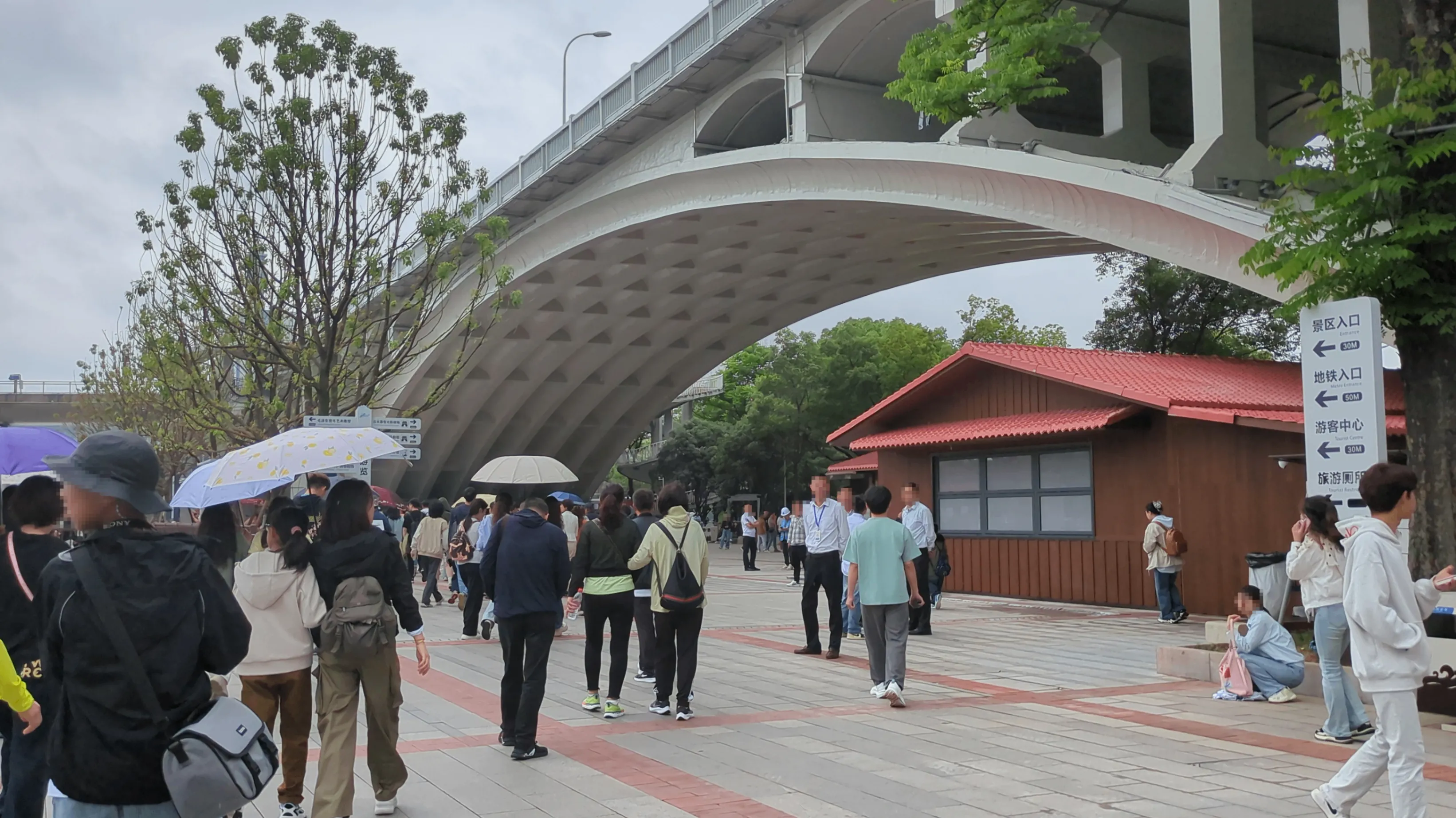 駅から降りて入り口に向かうところ