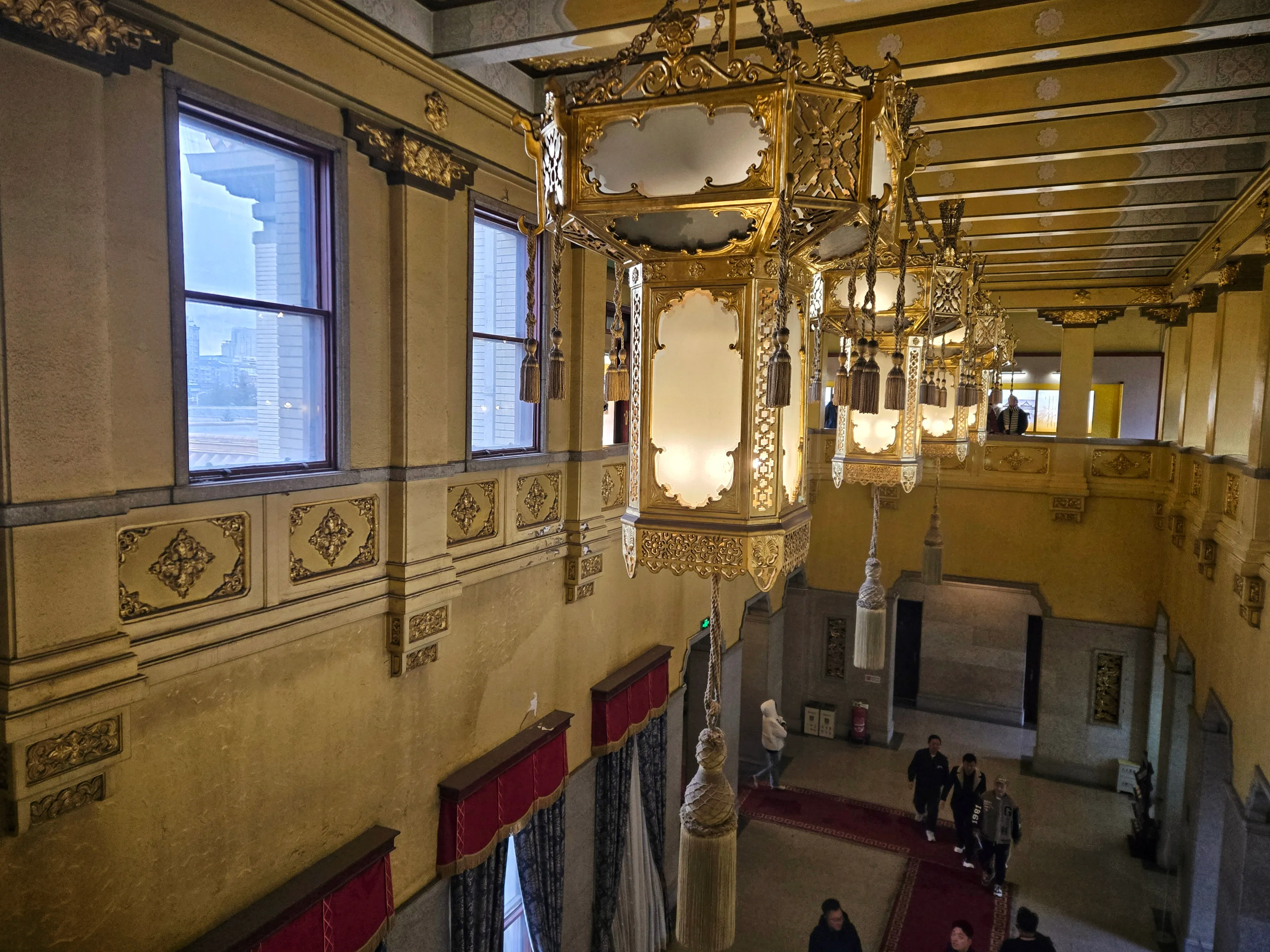 内装は結構豪華。でもこれが見たいわけではない。