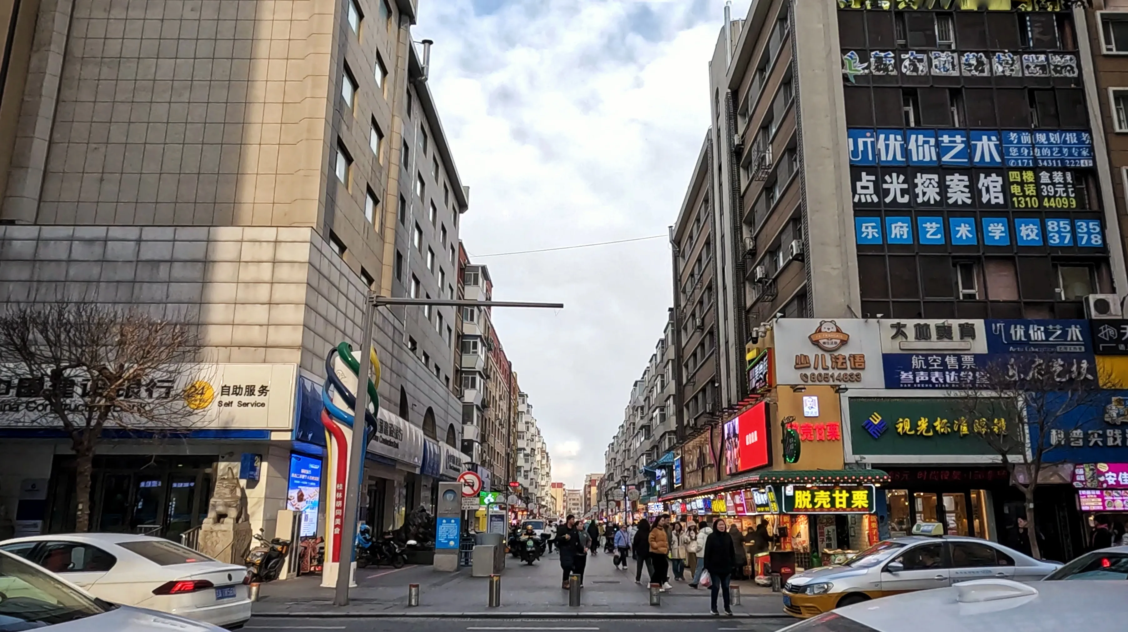 昔は真ん中の通りが歩行者天国じゃなかった。