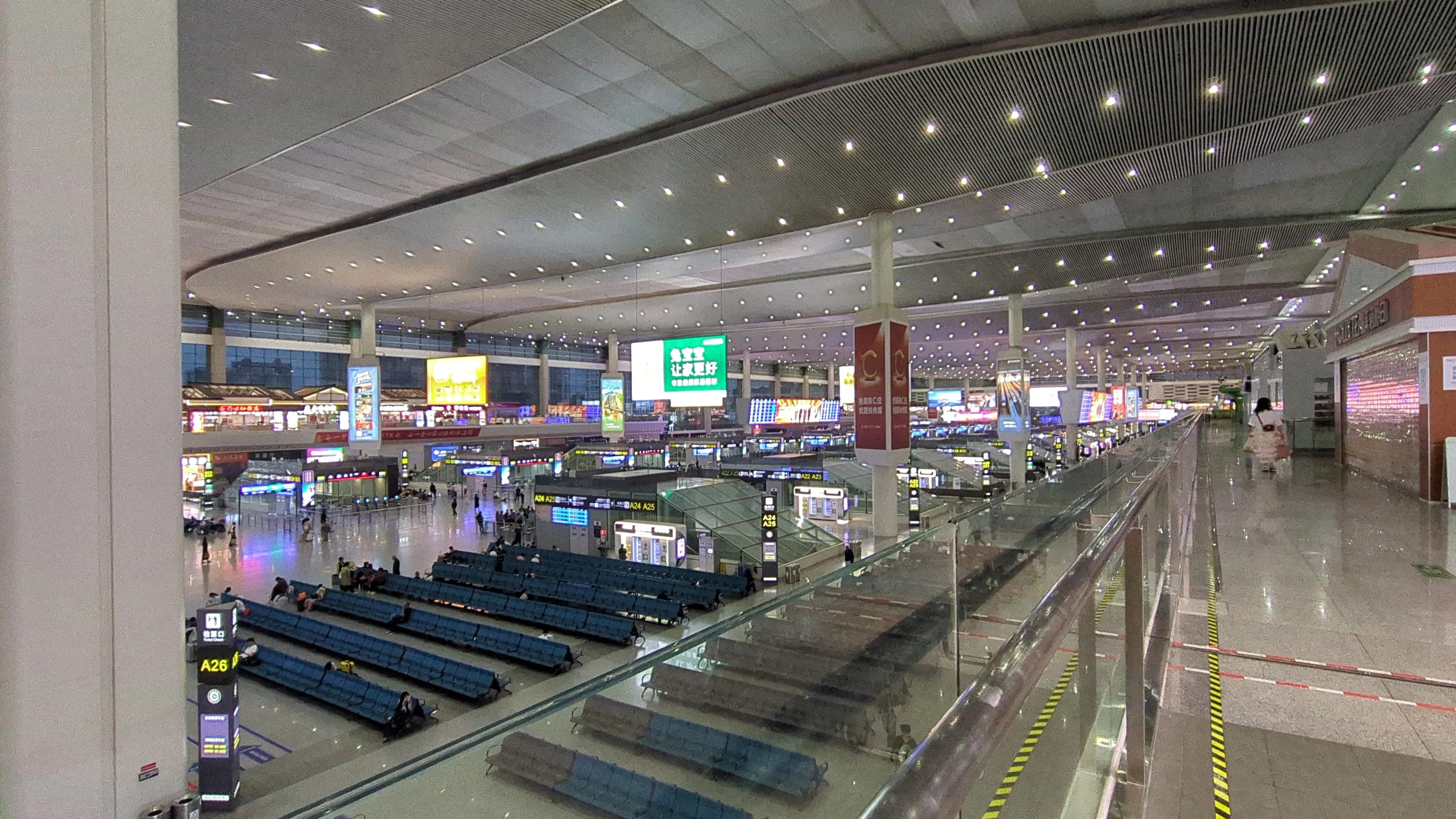 成都東駅構内