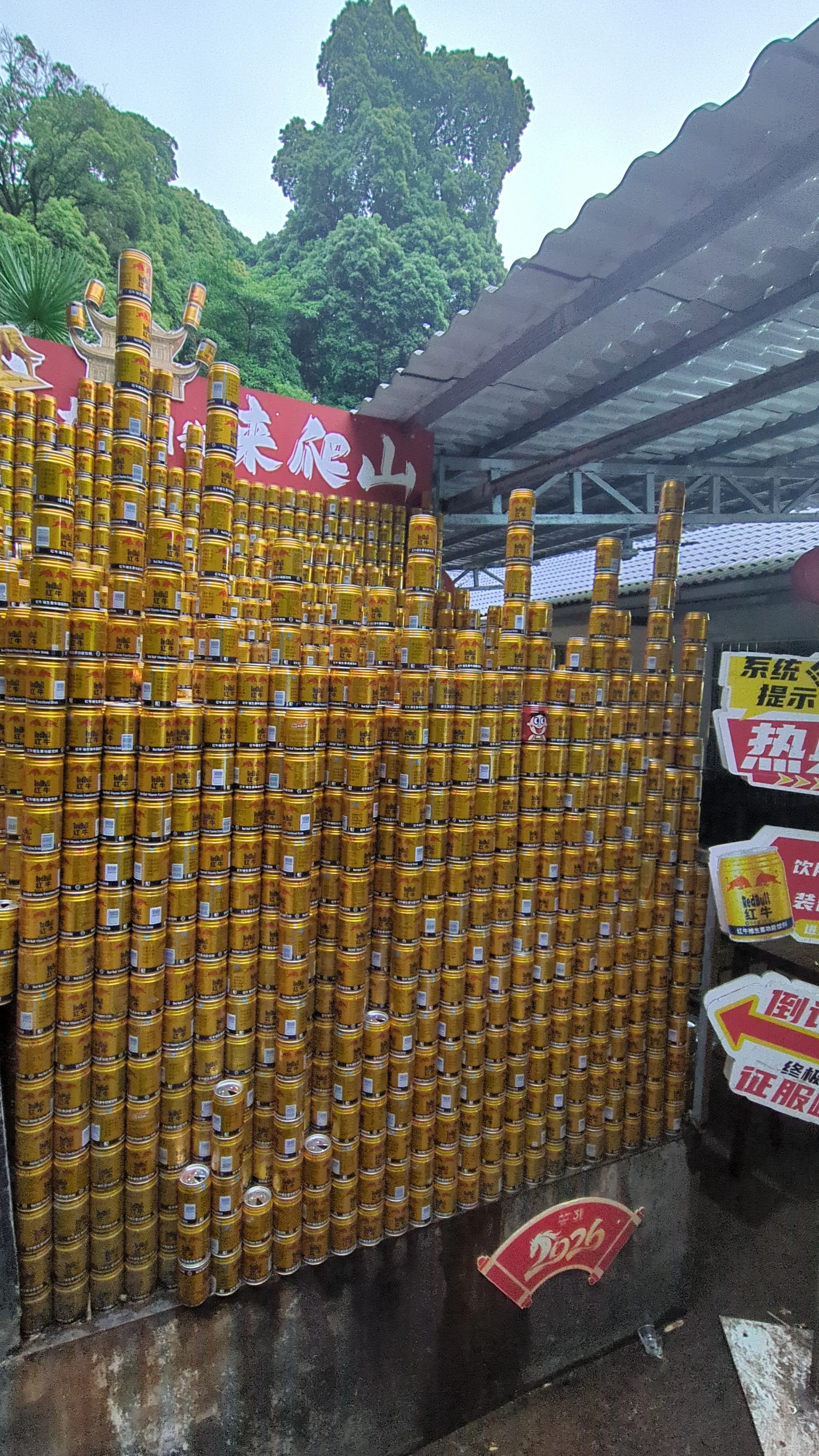 レッドブルの缶の山