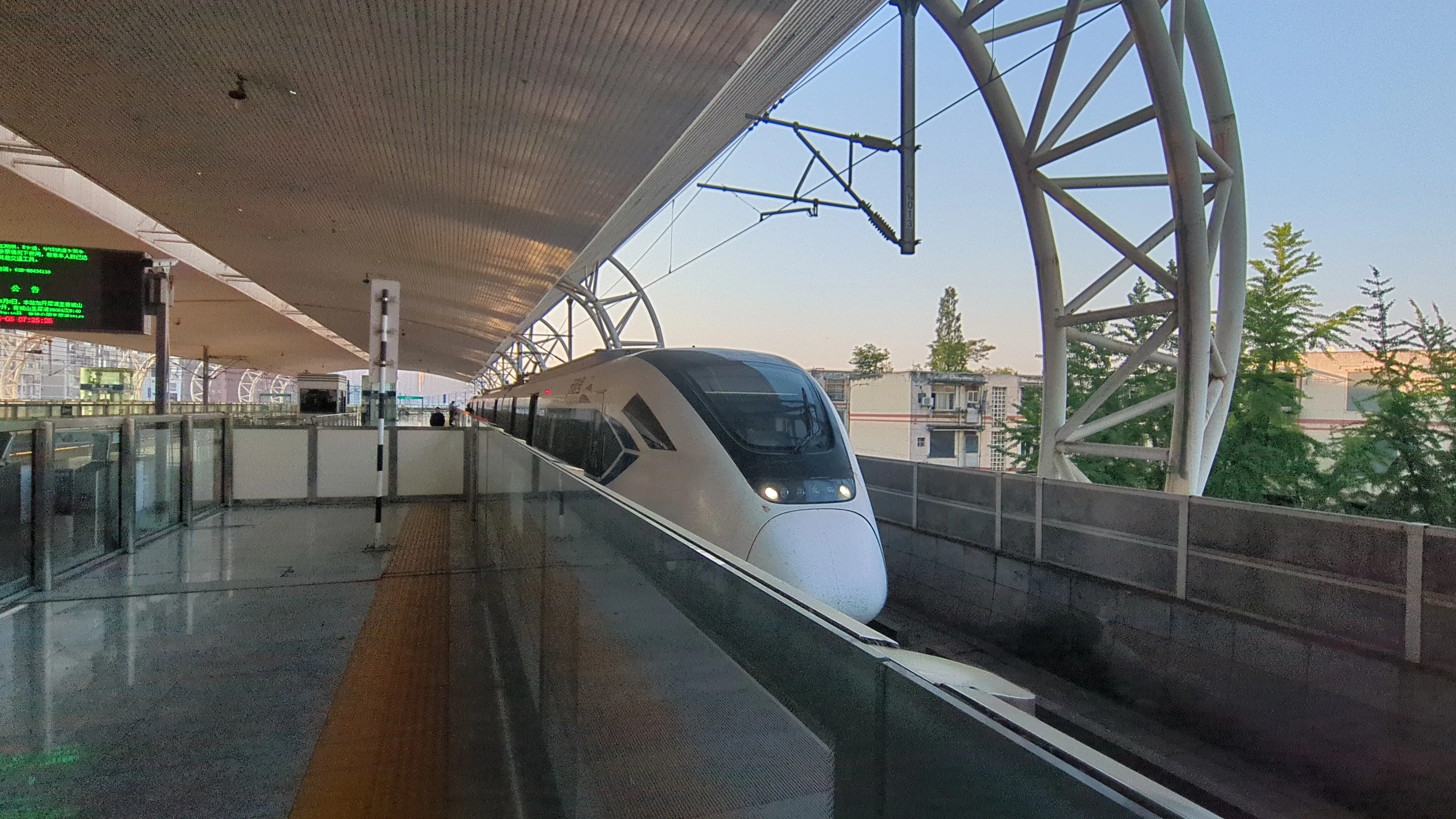 犀浦駅から乗った高速鉄道