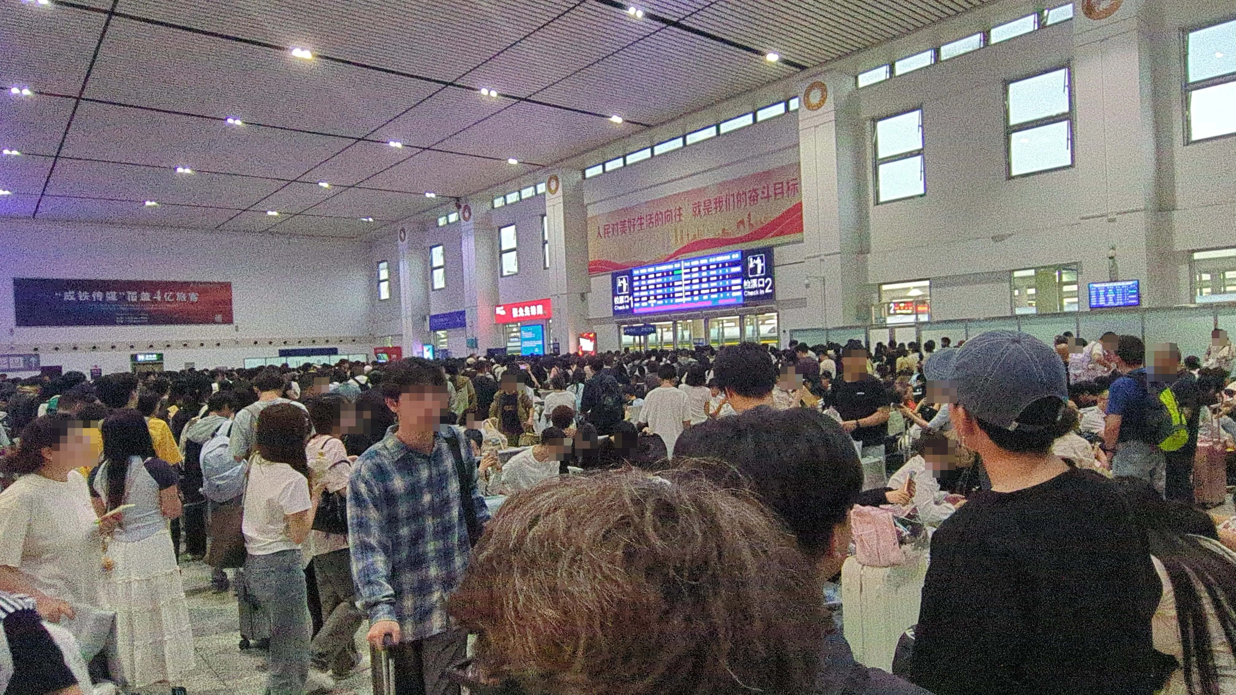 成都西駅は大混雑