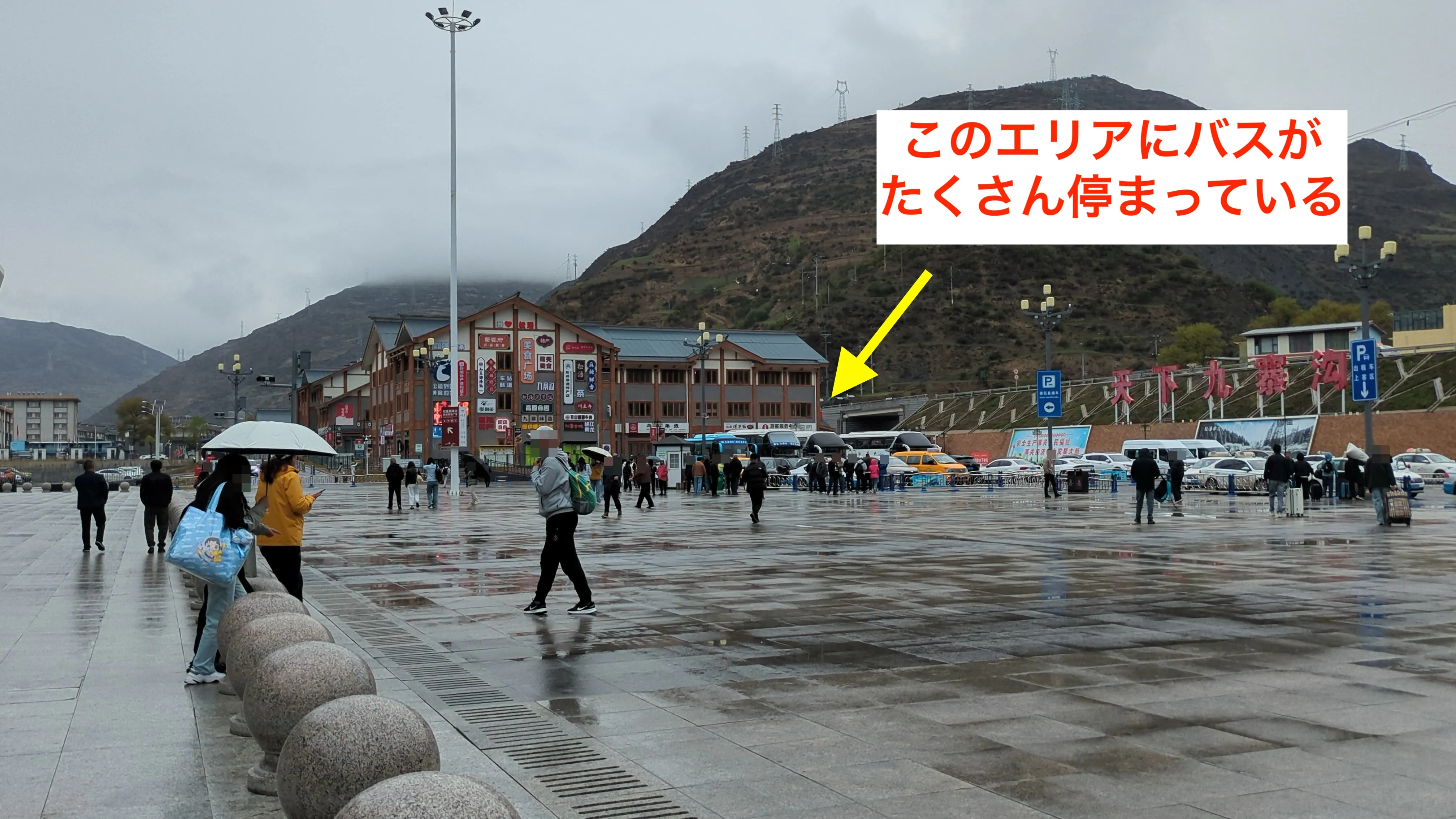 バス乗り場は駅を出て左にあります。