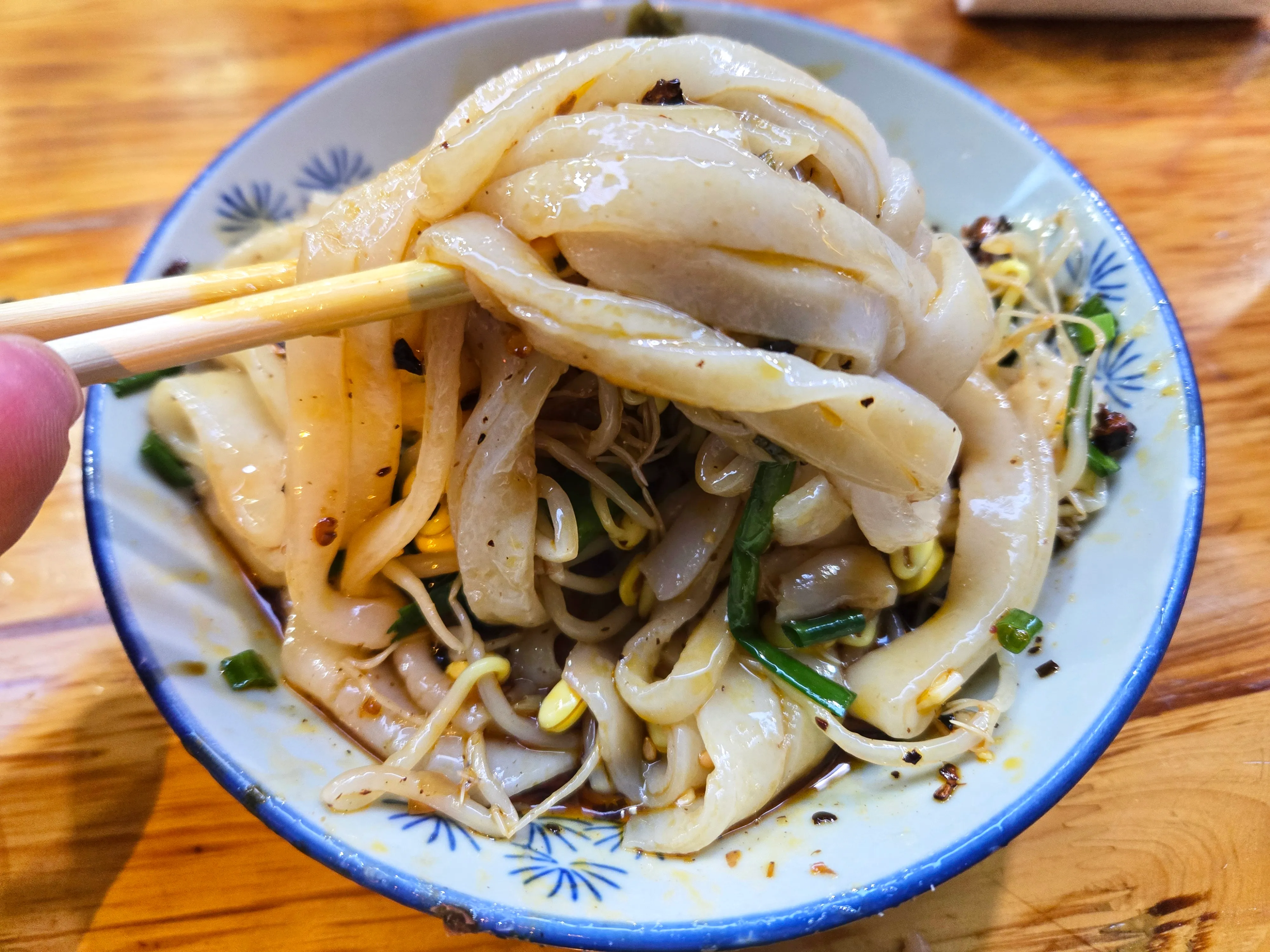 ラー油の香りにいちいち感動。そして面モチモチすぎる