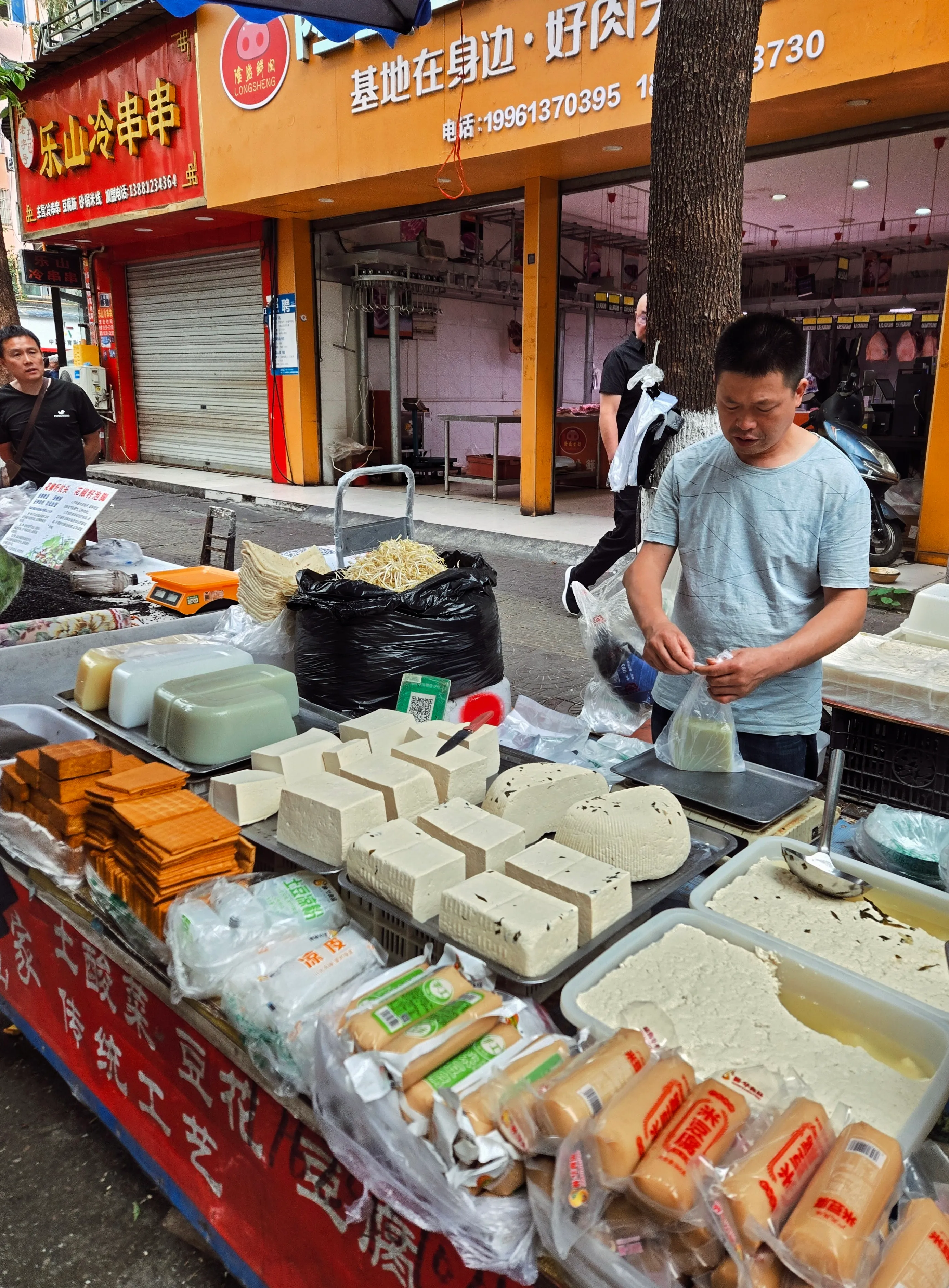 市場はカラフルな食材で溢れてます。