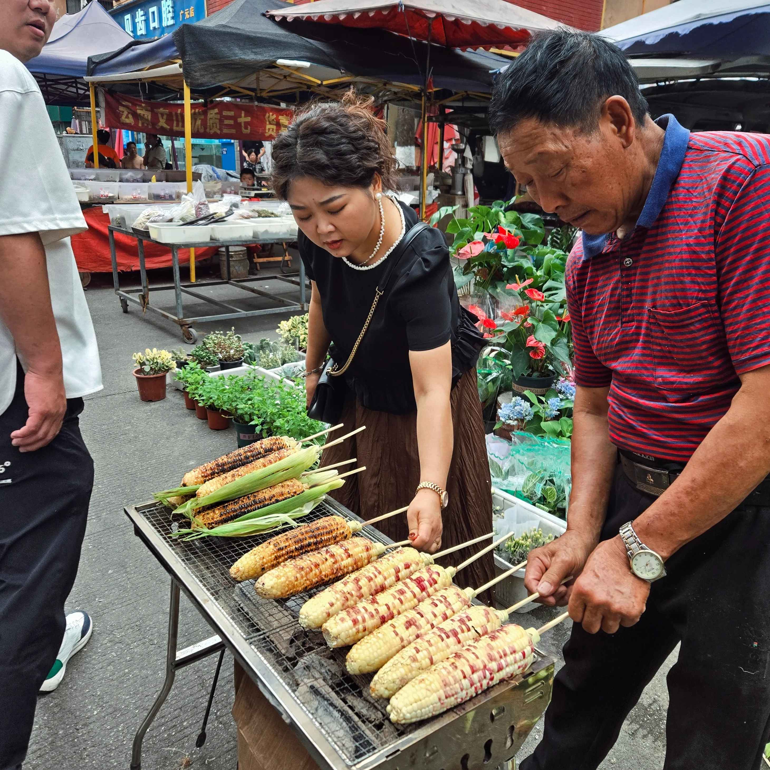 市場はカラフルな食材で溢れてます。
