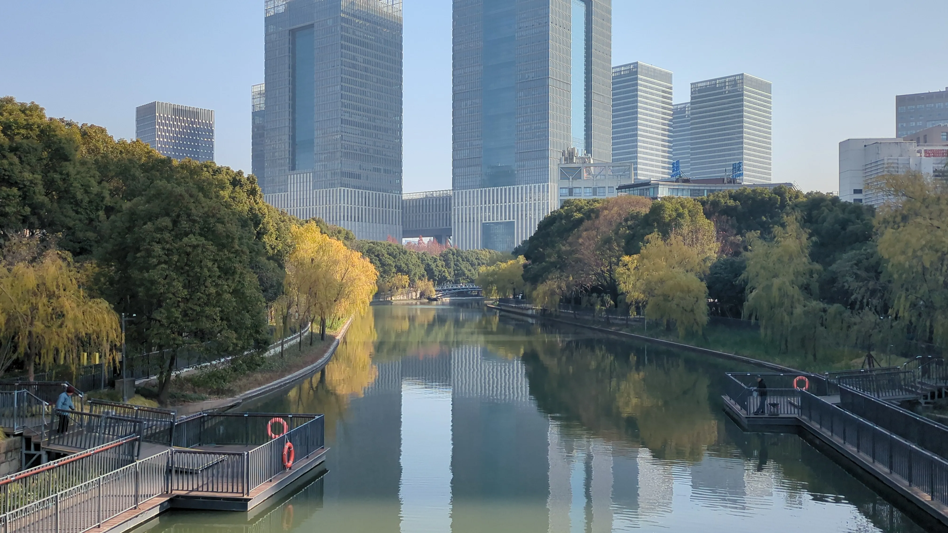 お店近くの川。朝の空気が気持ち良い。